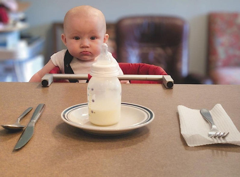 寶寶吃奶粉便秘需要換奶粉嗎 怎么泡奶粉改善嬰兒便秘