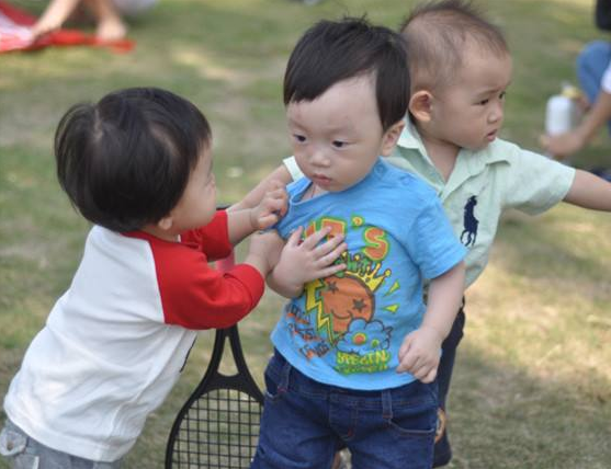 為什么孩子鬧著玩時總是沒輕沒重 怎么讓孩子把握玩鬧的度