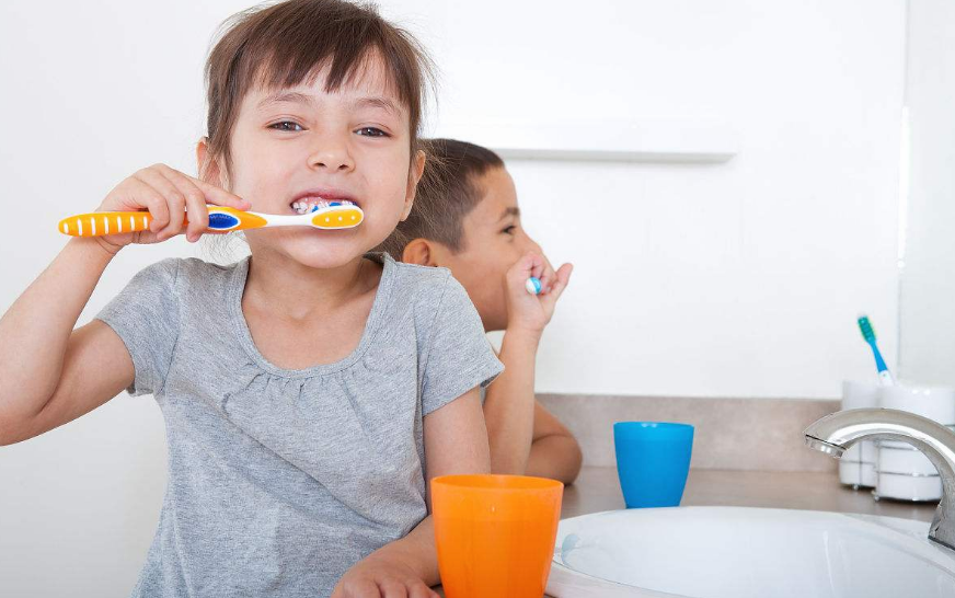 孩子用含氟牙膏會導(dǎo)致氟斑牙嗎 3歲以下的孩子有必要用含氟牙膏嗎 孩子用含氟牙膏會導(dǎo)致氟斑牙嗎 3歲以下的孩子有必要用含氟牙膏嗎