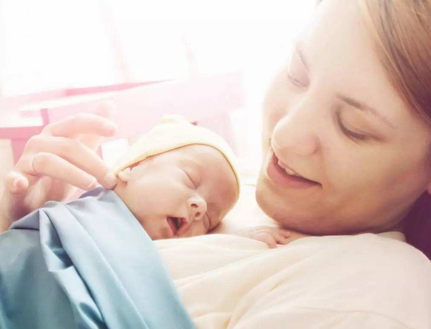 產(chǎn)后寶寶應(yīng)該住嬰兒房嗎 產(chǎn)后母嬰同室好不好