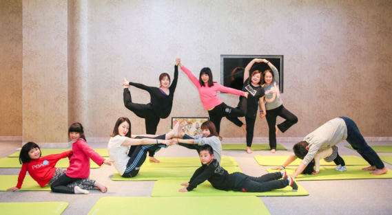 親子瑜伽有什么好處 多大的孩子可以練瑜伽