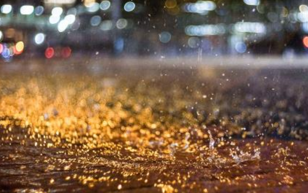 下大雨全身淋濕的說說 狂風(fēng)暴雨被淋濕一身的句子