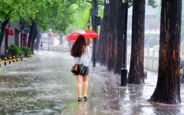 下大雨全身淋濕的說說 狂風(fēng)暴雨被淋濕一身的句子