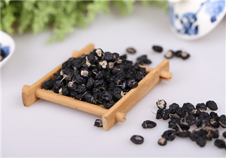 黑枸杞解酒要喝多少 喝黑枸杞解酒要注意什么 黑枸杞解酒要喝多少 喝黑枸杞解酒要注意什么