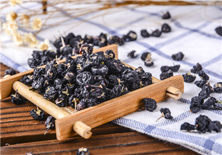 黑枸杞解酒要喝多少 喝黑枸杞解酒要注意什么 黑枸杞解酒要喝多少 喝黑枸杞解酒要注意什么