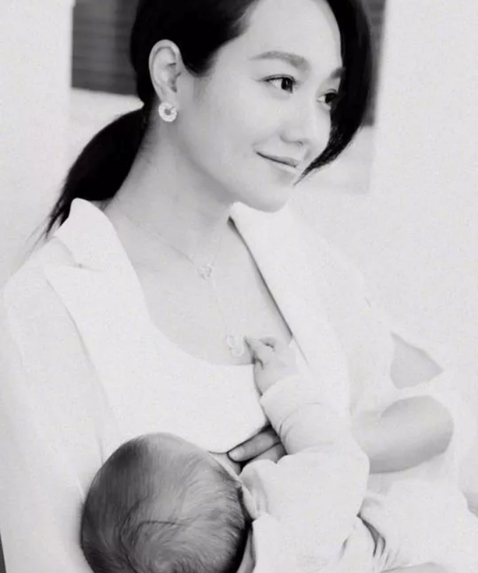 哪些明星堅持母乳喂養 米蘭達可兒母乳喂養有哪些好處