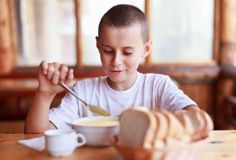 孩子吃飯就是愛用手抓怎么辦 孩子吃飯用手抓不用勺子解決方法2018 孩子吃飯就是愛用手抓怎么辦 孩子吃飯用手抓不用勺子解決方法2018