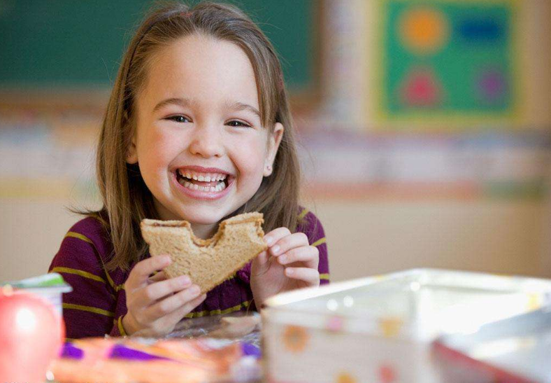 孩子吃飯就是愛用手抓怎么辦 孩子吃飯用手抓不用勺子解決方法2018 孩子吃飯就是愛用手抓怎么辦 孩子吃飯用手抓不用勺子解決方法2018