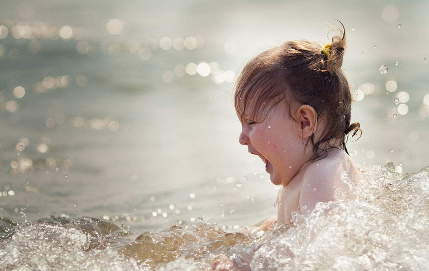 孩子特別的喜歡踩水怎么辦 孩子喜歡玩水怎么做比較好2018 孩子特別的喜歡踩水怎么辦 孩子喜歡玩水怎么做比較好2018