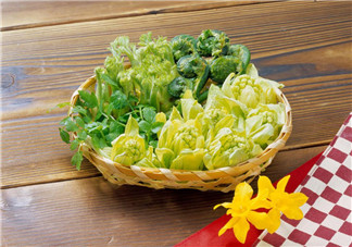 摘野菜住進(jìn)ICU怎么回事 為什么吃野菜會(huì)中毒