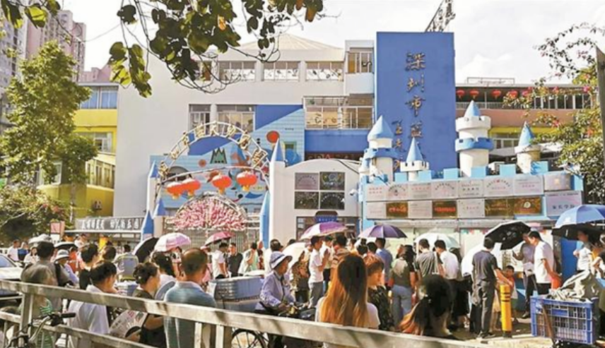 哪個幼兒園門口近百家長通宵排隊 為什么家長通宵排隊報名幼兒園