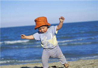 寶寶九個(gè)月可以扶著學(xué)走路嗎 如何鼓勵(lì)寶寶走路 寶寶九個(gè)月可以扶著學(xué)走路嗎 如何鼓勵(lì)寶寶走路