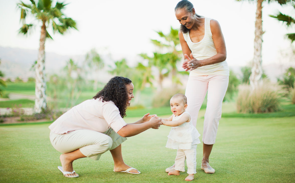 寶寶九個(gè)月可以扶著學(xué)走路嗎 如何鼓勵(lì)寶寶走路 寶寶九個(gè)月可以扶著學(xué)走路嗎 如何鼓勵(lì)寶寶走路