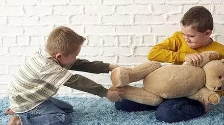 5歲小孩喜歡搶東西怎么辦 5歲上幼兒園了自我意識太強(qiáng)怎么辦