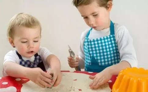 五歲小孩吃飯慢邊吃邊玩怎么辦 五歲小孩寫作業和吃飯慢解決方法 五歲小孩吃飯慢邊吃邊玩怎么辦 五歲小孩寫作業和吃飯慢解決方法