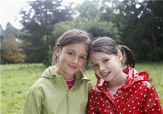 家長雨天接送孩子的心情說說 2018下雨天送孩子上學的句子說說朋友圈
