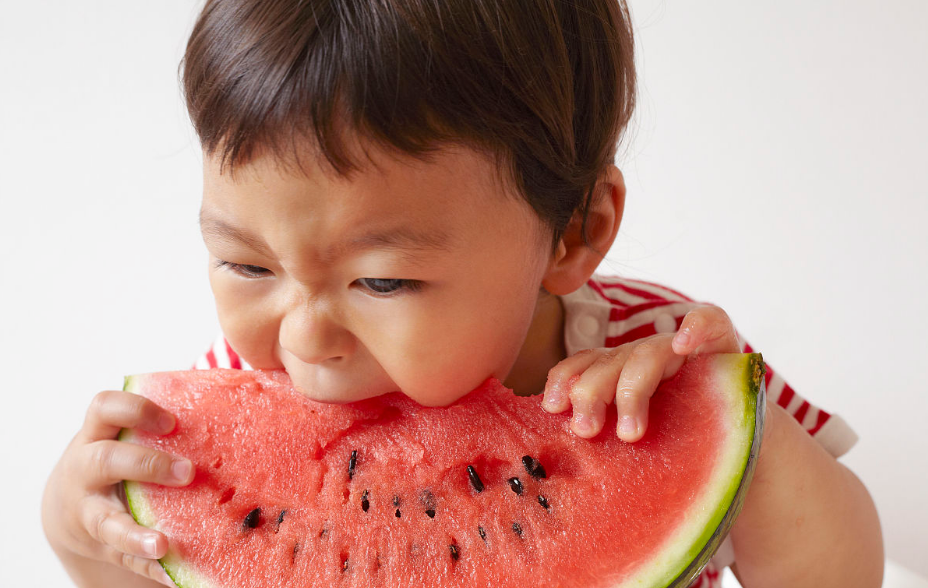 孩子吃西瓜噎住了怎么辦 西瓜肉卡喉嚨緊急處理方法2018