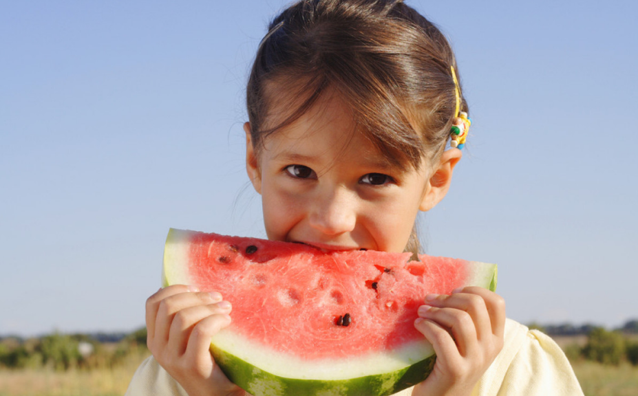 孩子吃西瓜噎住了怎么辦 西瓜肉卡喉嚨緊急處理方法2018