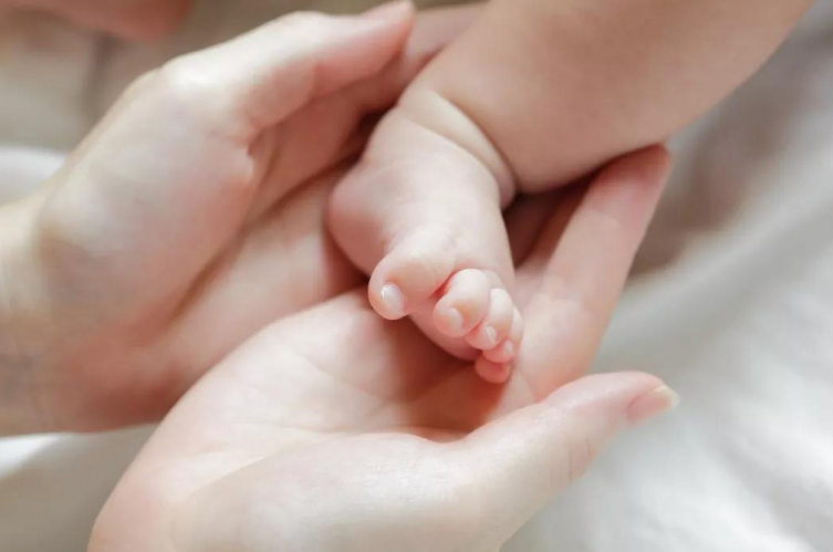 生完小孩后住月子中心好還是請月嫂好 生完小孩后住月子中心好還是請月嫂好