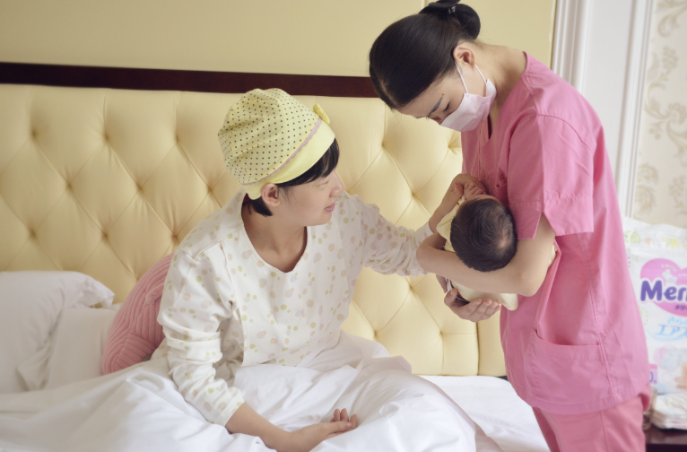 生完小孩后住月子中心好還是請月嫂好 生完小孩后住月子中心好還是請月嫂好