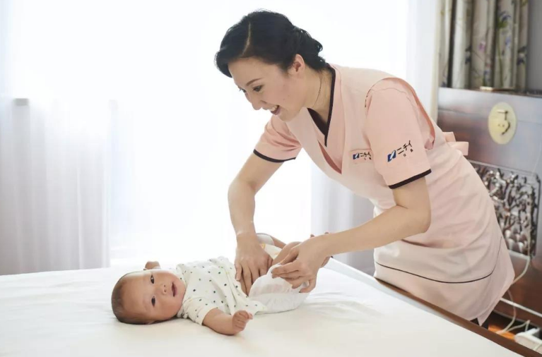 生完小孩后住月子中心好還是請月嫂好 生完小孩后住月子中心好還是請月嫂好