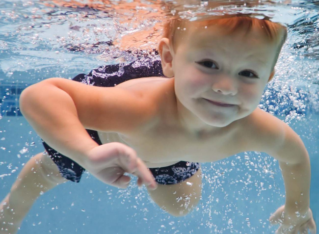 帶寶寶游泳的心情說說 嬰兒游泳的開心句子短語