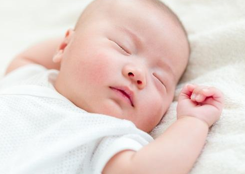 新生兒眼睛有眼屎怎么辦 新生兒眼屎多什么原因