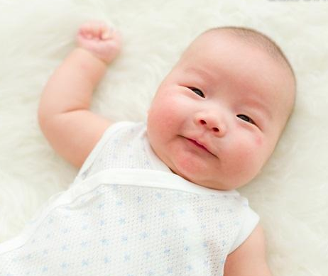 新生兒眼睛有眼屎怎么辦 新生兒眼屎多什么原因