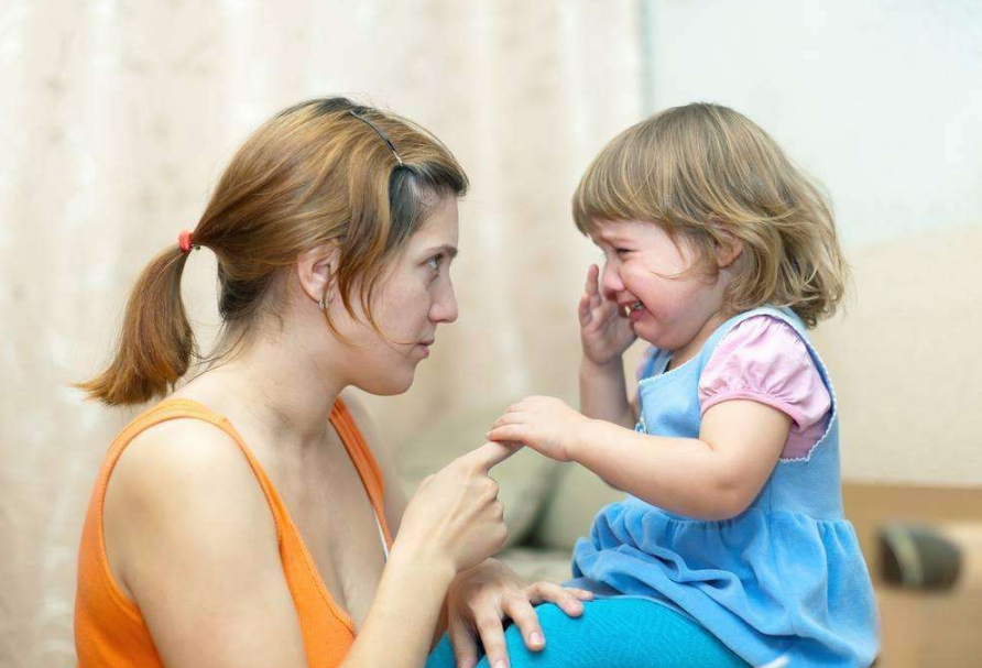 孩子逛街總要買(mǎi)怎么辦 寶寶出行不聽(tīng)話(huà)家長(zhǎng)如何安撫