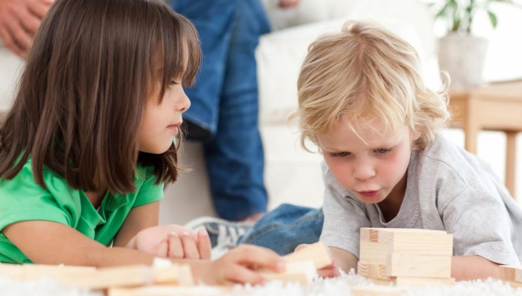 大寶二寶吵架父母應該怎么辦 如何建立良好的二胎關系