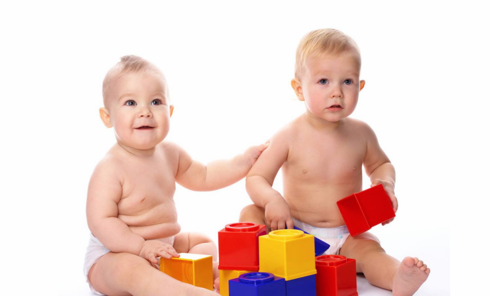 大寶二寶吵架父母應該怎么辦 如何建立良好的二胎關系