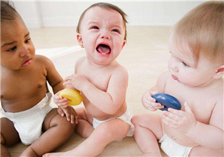 孩子逛街總要買怎么辦 寶寶出行不聽話家長如何安撫