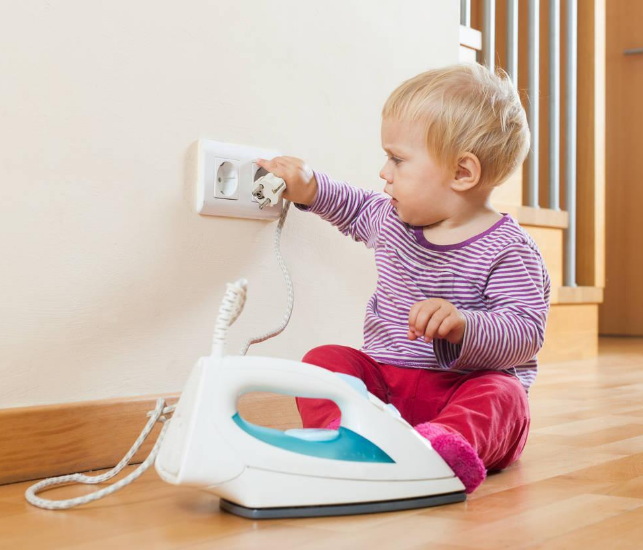 孩子總是喜歡插插座怎么做好 孩子插插座幫助他糾正的方法