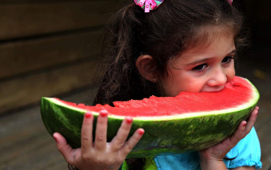 夏天吃西瓜發朋友圈怎么寫 2018吃西瓜搞笑說說