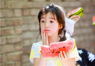 天熱在家看劇吃西瓜吹空調(diào)的心情說說 2018夏季宅家的句子感慨朋友圈 天熱在家看劇吃西瓜吹空調(diào)的心情說說 2018夏季宅家的句子感慨朋友圈
