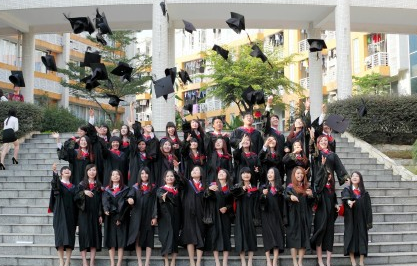 朋友圈發(fā)畢業(yè)照配文字感慨 發(fā)畢業(yè)照的心情說說感想