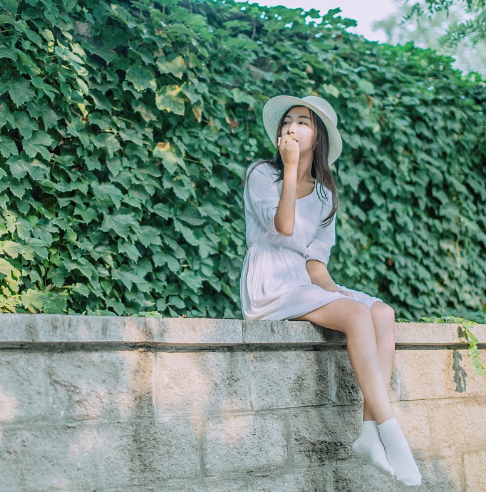 夏天皮膚曬紅了很疼怎么辦 夏季皮膚曬傷護理攻略指南