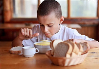 夏天小孩不愛吃飯怎么辦 寶寶為什么不愛吃飯 夏天小孩不愛吃飯怎么辦 寶寶為什么不愛吃飯