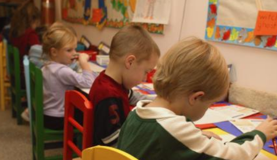 小孩剛上幼兒園白天勇敢晚上睡覺害怕怎么辦