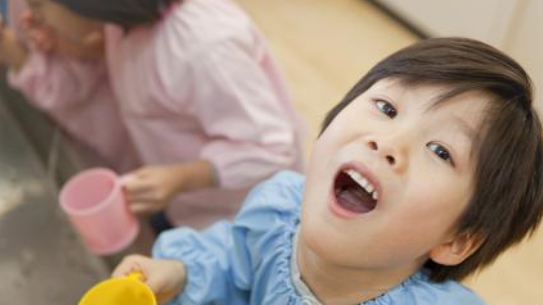 小孩剛上幼兒園白天勇敢晚上睡覺害怕怎么辦