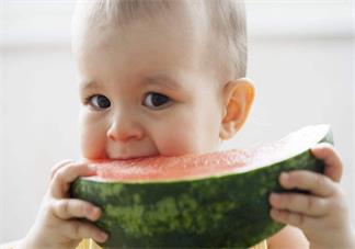 夏天吃西瓜發(fā)朋友圈怎么寫 2018吃西瓜搞笑說說