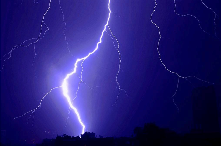 夏天連續暴雨的心情短語 2018夏季暴雨不斷的感慨說說朋友圈 夏天連續暴雨的心情短語 2018夏季暴雨不斷的感慨說說朋友圈