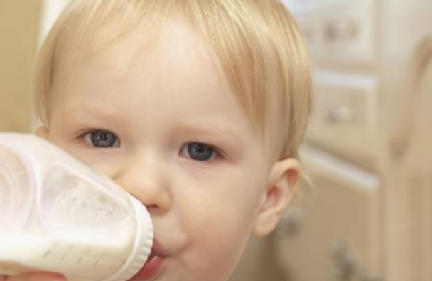 小孩不肯在飯桌上吃飯什么原因 寶寶不在飯桌上吃飯?jiān)趺崔k