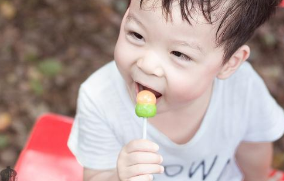小孩不肯在飯桌上吃飯什么原因 寶寶不在飯桌上吃飯?jiān)趺崔k