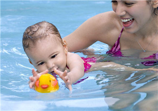 夏季寶寶游泳需要請教練嗎 寶寶游泳前需要注意什么