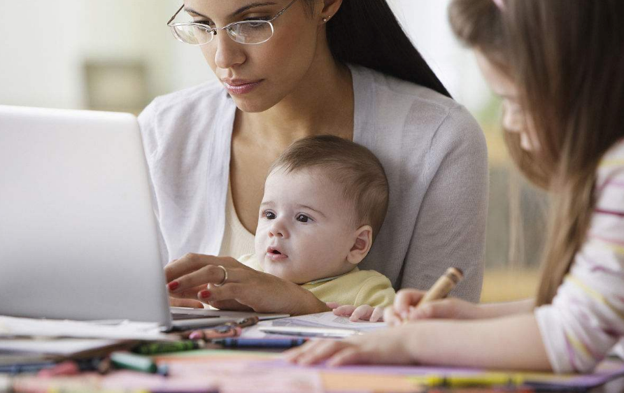 周末帶孩子不出門的心情說說 帶孩子窩在家里也有好心情的說說朋友圈