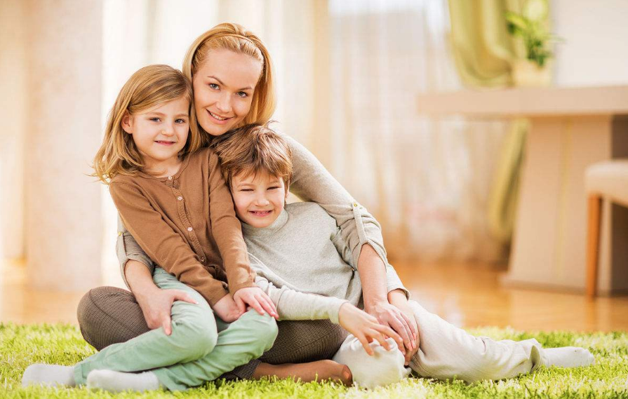 周末帶孩子不出門的心情說說 帶孩子窩在家里也有好心情的說說朋友圈