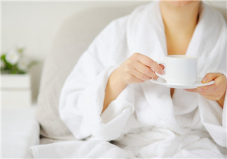 睡前喝水眼睛會腫嗎 早上消眼腫的方法有哪些2018 睡前喝水眼睛會腫嗎 早上消眼腫的方法有哪些2018