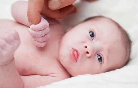 新生兒鼻塞怎么辦 新生兒鼻塞是感冒嗎 新生兒鼻塞怎么辦 新生兒鼻塞是感冒嗎
