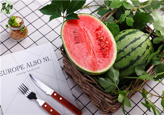 為什么西瓜吃多了大便會紅色 西瓜吃多了會導(dǎo)致缺水是真的嗎